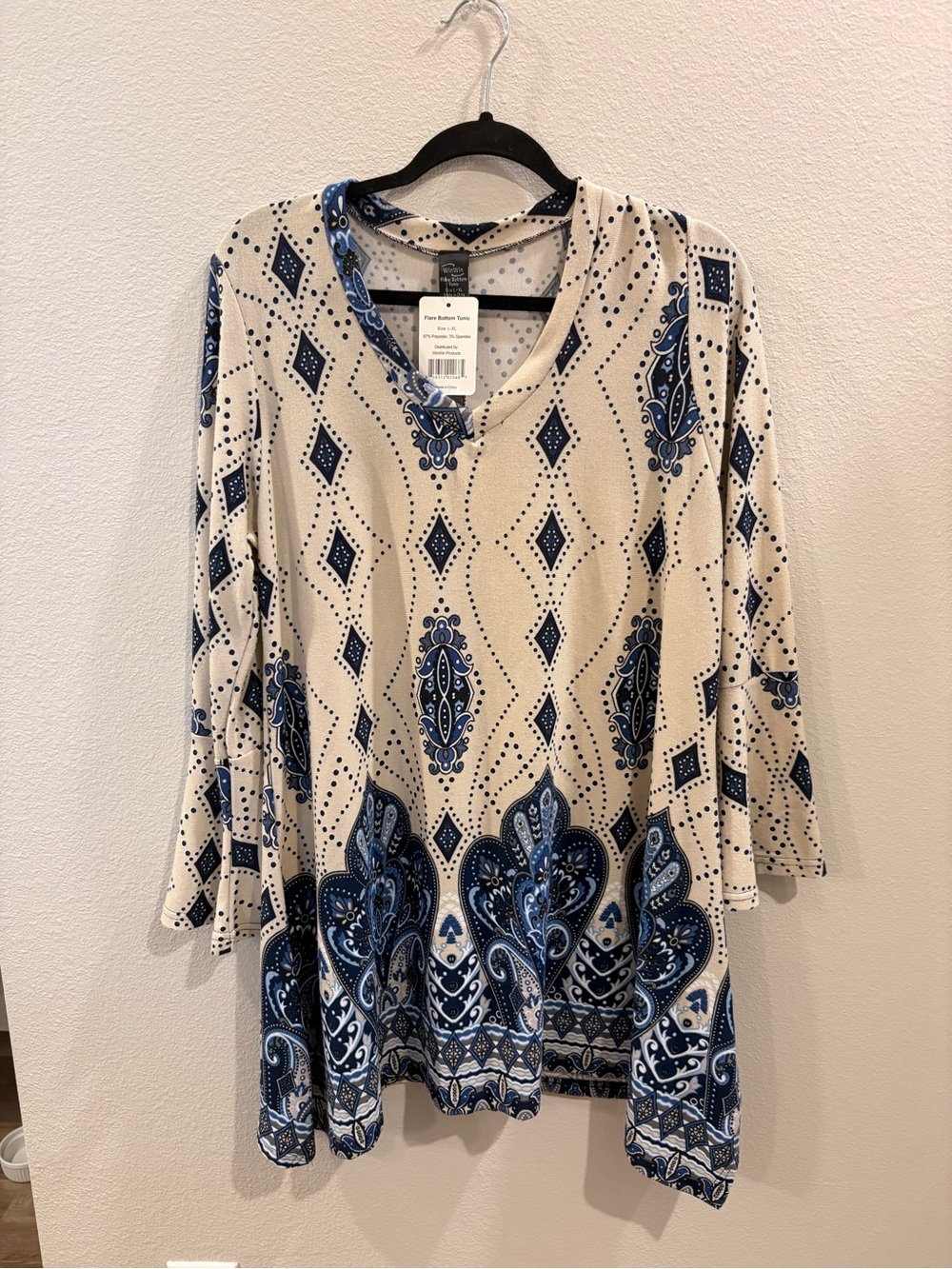 WinWin Cream and Blue Paisley V-Neck Tunic